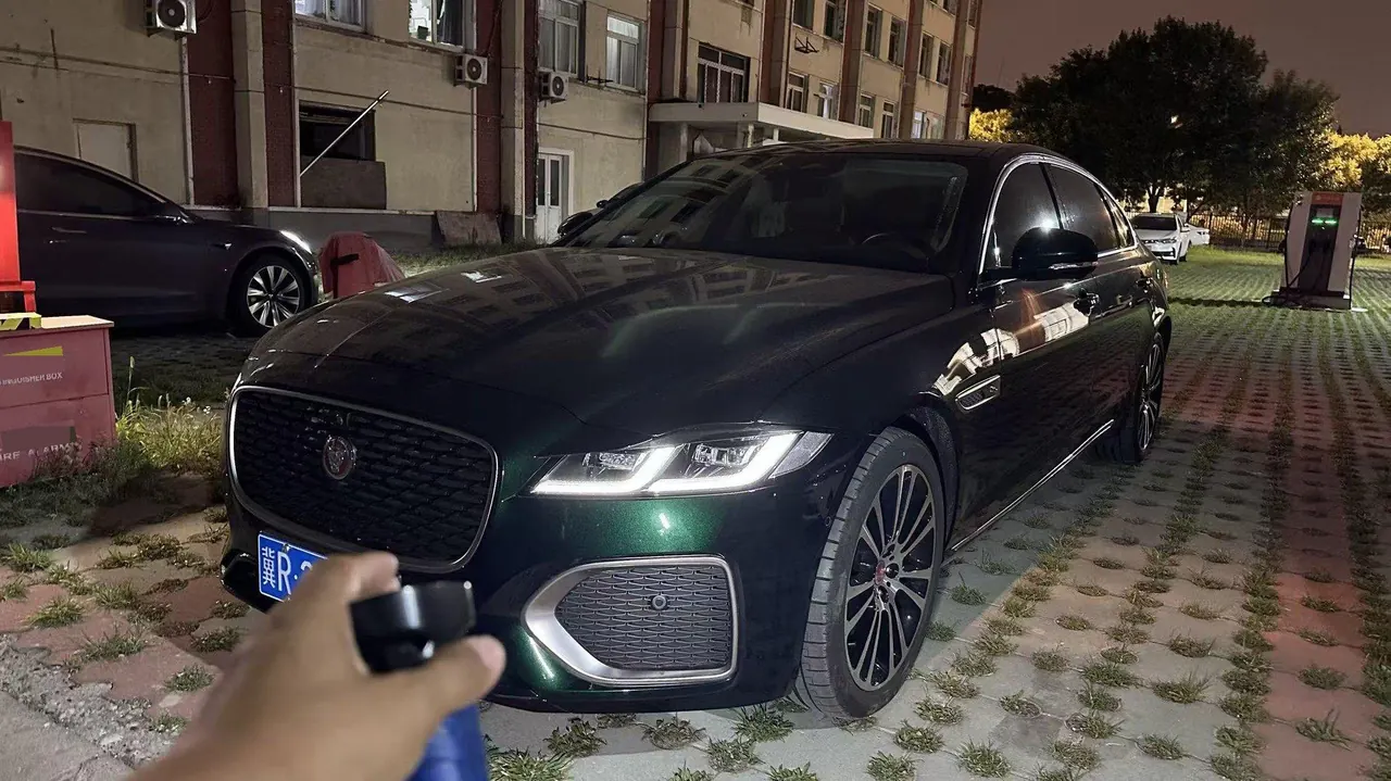 Open image lightbox: Jaguar 2025 XFL 2.0T P 12500.00g Drive Enjoy Deluxe Edition Automatic Gear