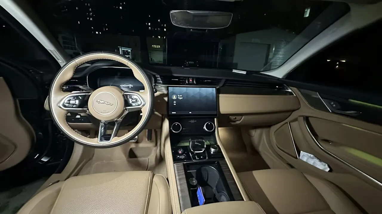 Jaguar 2025 XFL 2.0T P 12500.00g Drive Enjoy Deluxe Edition Automatic Gear 4