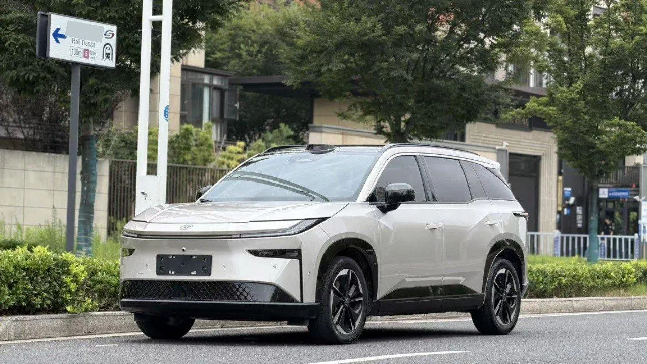 Открыть галерею: Toyota 2025 Platinum Intelligence 3X 520 Pro Advanced Intelligence Driving Edition Automatic Gear