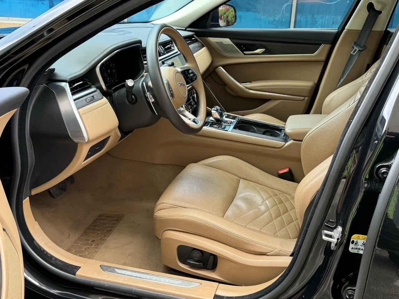 Jaguar 2023 XFL 2.0T P 12500.00g Drive Enjoy Deluxe Edition Automatic Gear 3