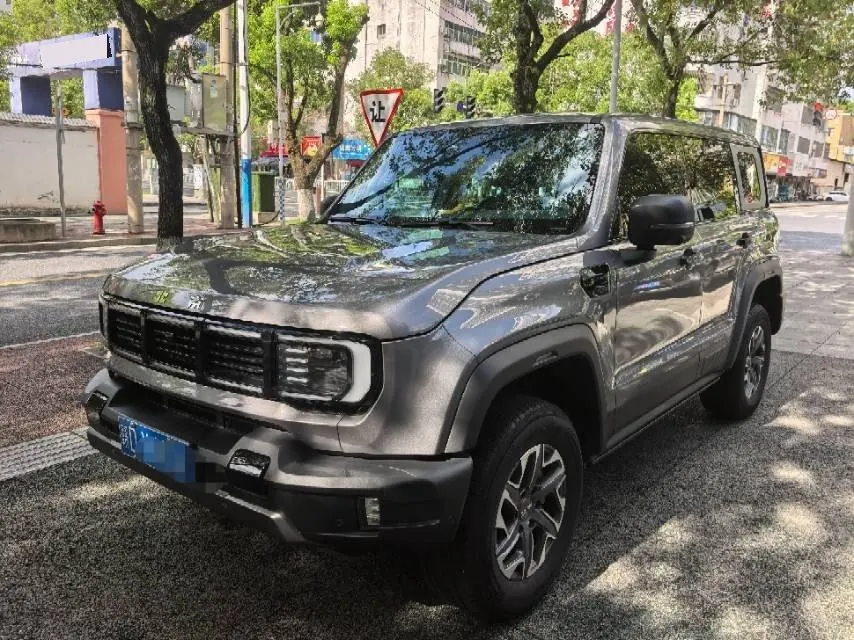 Открыть галерею: Beijing 2024 BJ40 2.0T City Hunter Edition Chivalrous Automatic Gear