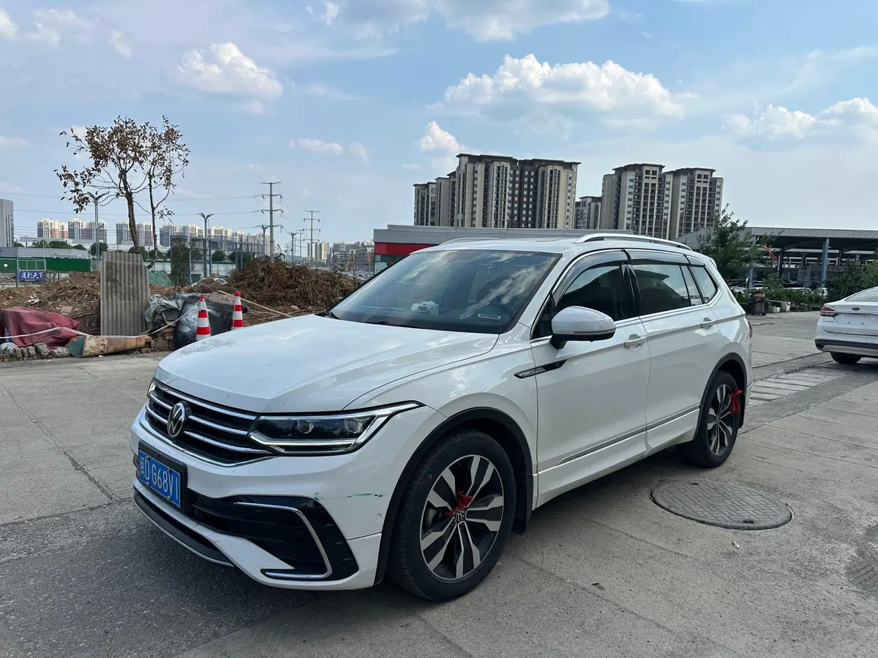 Volkswagen 2022 Tiguan L R-Line 2.0TSI 330TSI Two-Drive R-Line Overdrive Automatic Gear - View 1