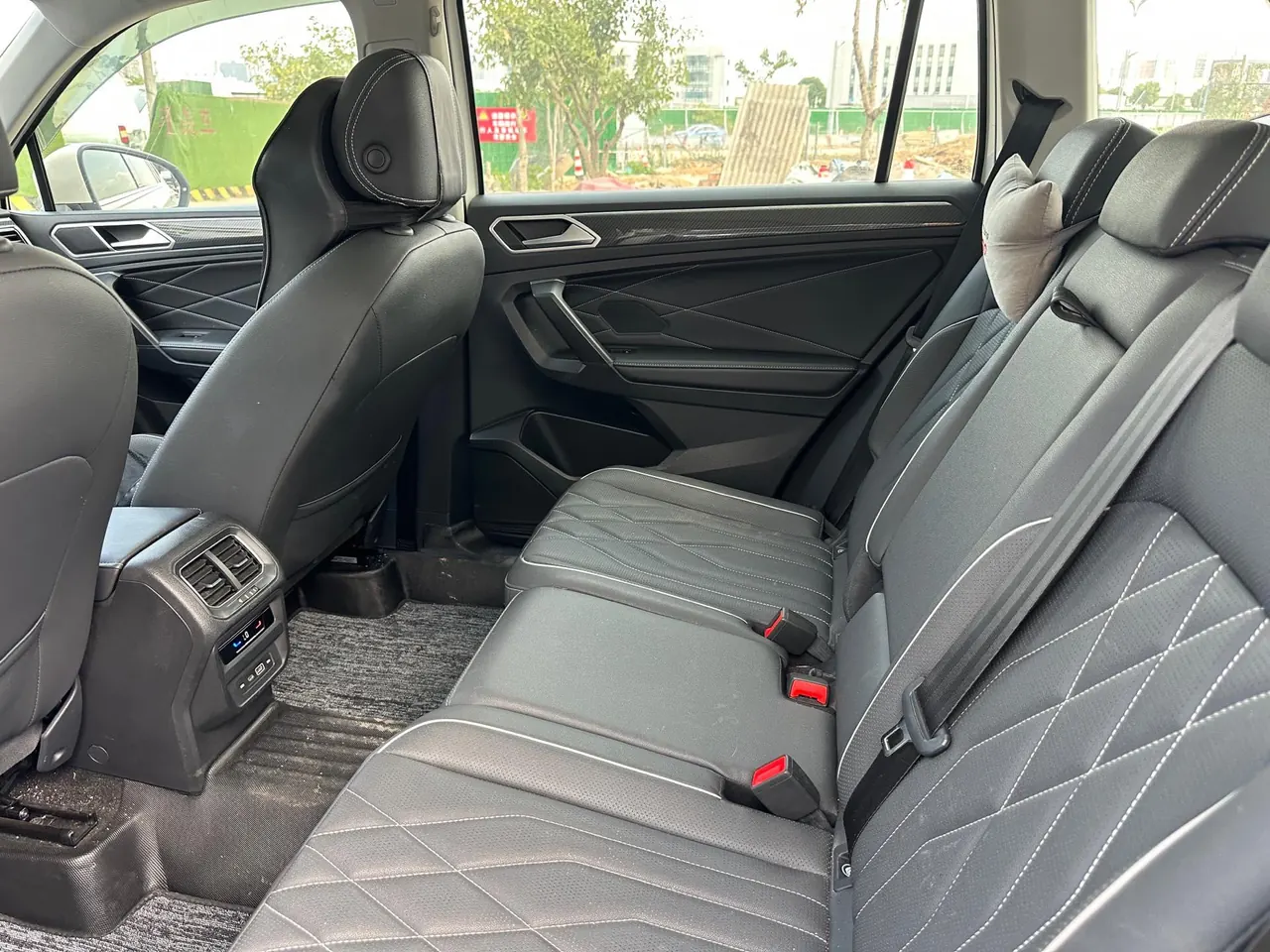 Volkswagen 2022 Tiguan L R-Line 2.0TSI 330TSI Two-Drive R-Line Overdrive Automatic Gear 3