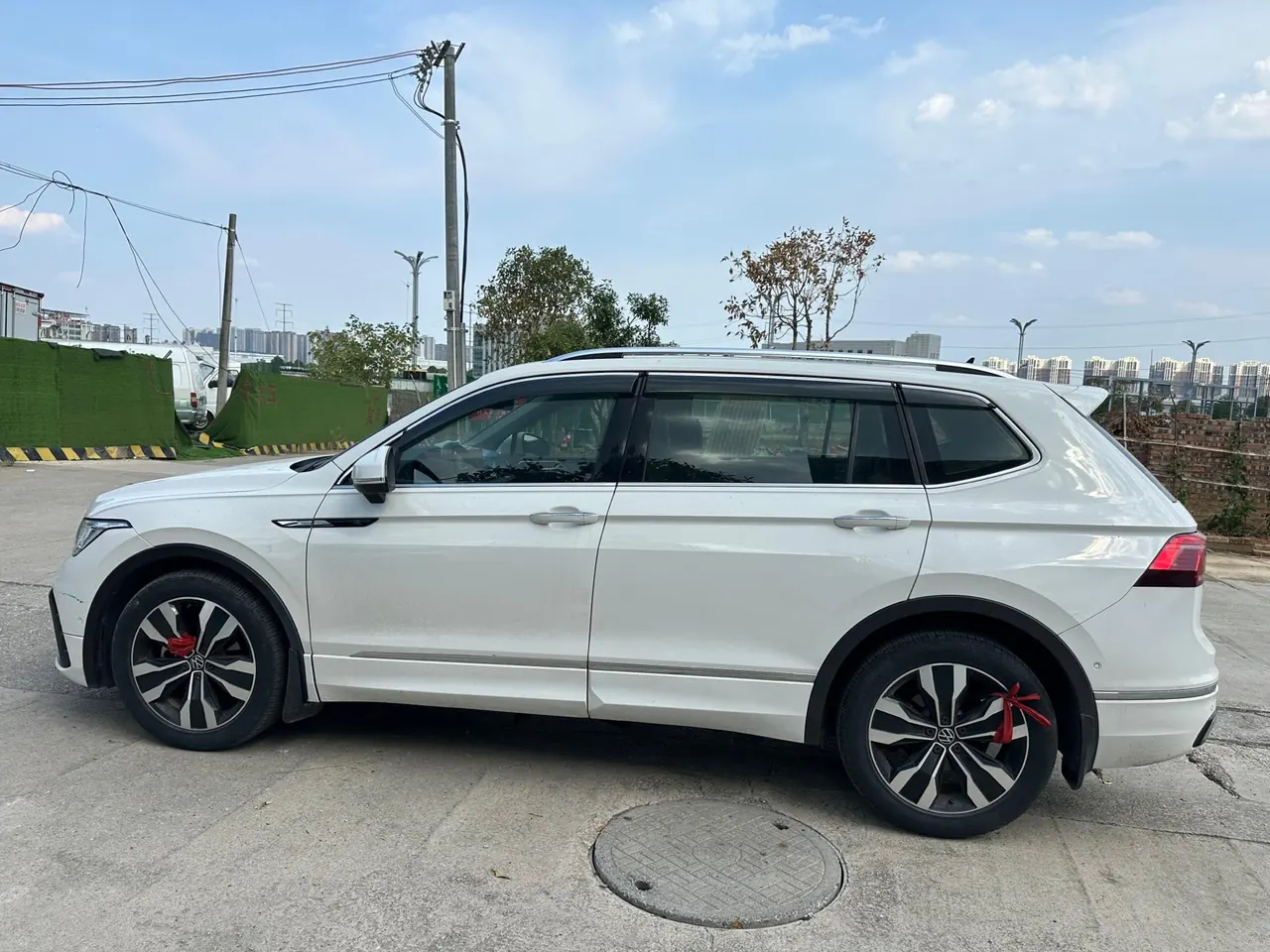 Volkswagen 2022 Tiguan L R-Line 2.0TSI 330TSI Two-Drive R-Line Overdrive Automatic Gear 4