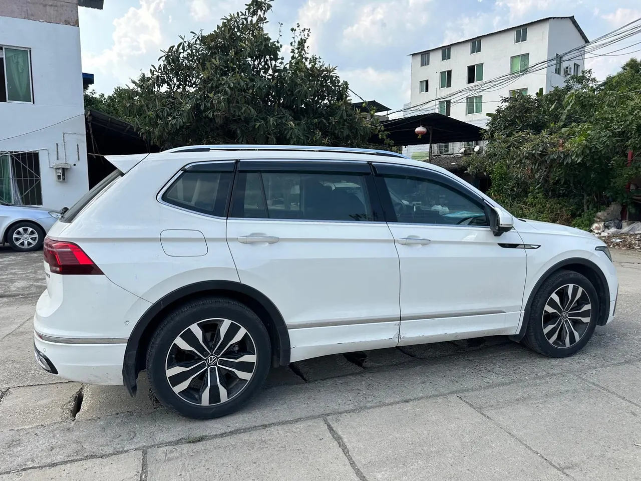 Volkswagen 2022 Tiguan L R-Line 2.0TSI 330TSI Two-Drive R-Line Overdrive Automatic Gear 6