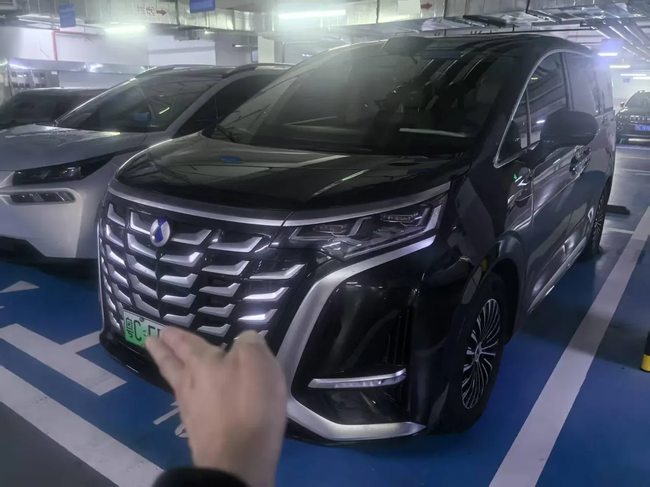 Открыть галерею: Denza 2025 Denza D9 DM-i 1.5T Stepless Smart Driving Edition 1020 Four-wheel Drive Premium Automatic Gear