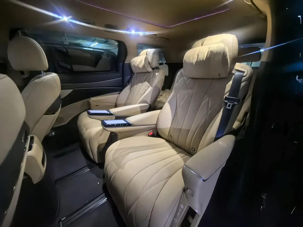 Denza 2025 Denza D9 DM-i 1.5T Stepless Smart Driving Edition 1020 Four-wheel Drive Premium Automatic Gear 3