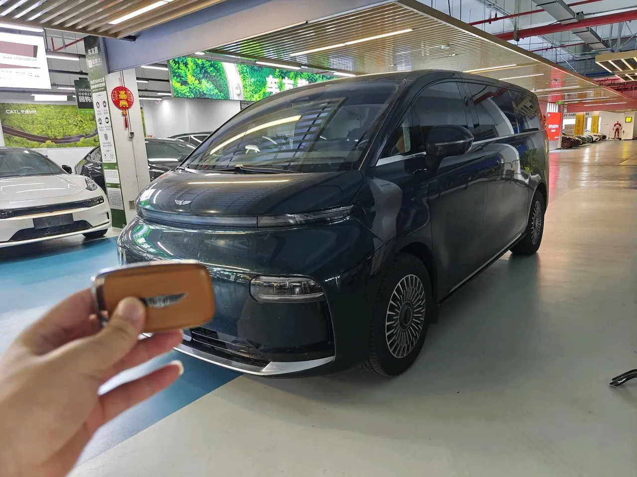 Open image lightbox: LEVC 2024 L 380 140 6-seat 4-wheel drive Ultra automatic gear