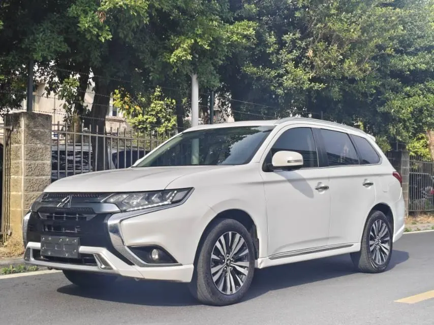 Открыть галерею: Mitsubishi 2021 Outlander 2.4 stepless four-wheel drive to enjoy the version of 7-seat automatic gear