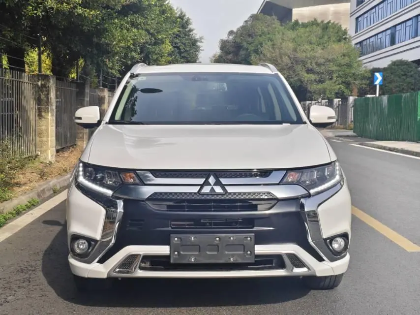 Mitsubishi 2021 Outlander 2.4 stepless four-wheel drive to enjoy the version of 7-seat automatic gear 2