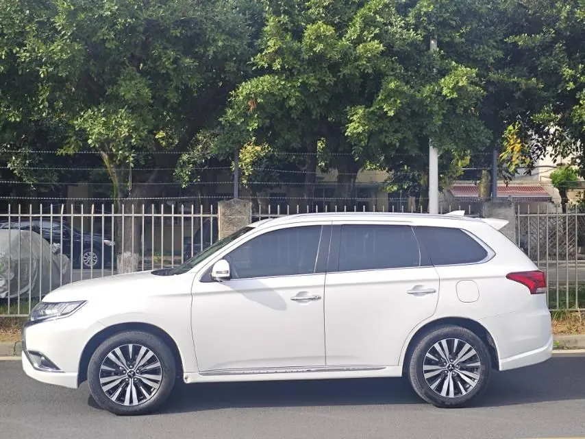 Mitsubishi 2021 Outlander 2.4 stepless four-wheel drive to enjoy the version of 7-seat automatic gear 3