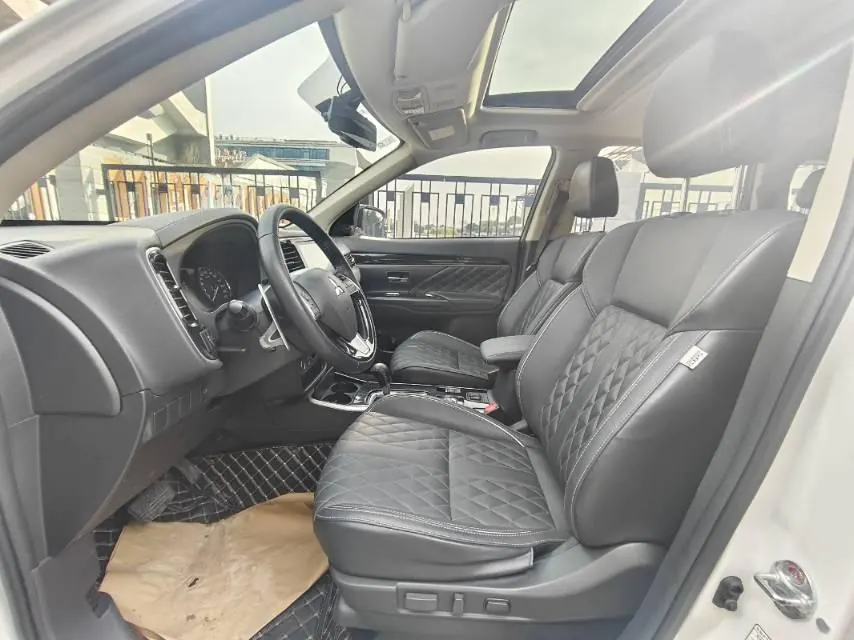 Mitsubishi 2021 Outlander 2.4 stepless four-wheel drive to enjoy the version of 7-seat automatic gear 5