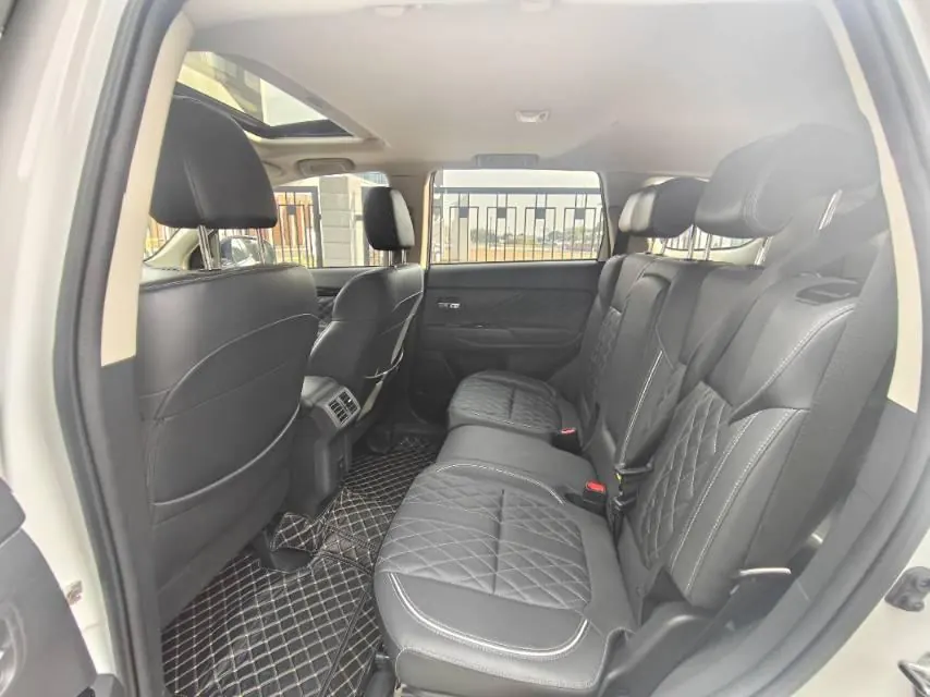 Mitsubishi 2021 Outlander 2.4 stepless four-wheel drive to enjoy the version of 7-seat automatic gear 6