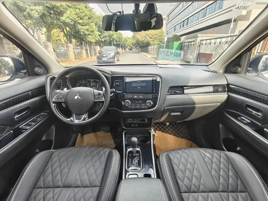 Mitsubishi 2021 Outlander 2.4 stepless four-wheel drive to enjoy the version of 7-seat automatic gear 7