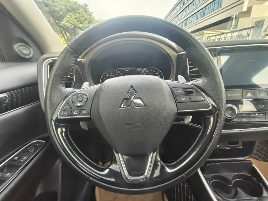 Mitsubishi 2021 Outlander 2.4 stepless four-wheel drive to enjoy the version of 7-seat automatic gear 8