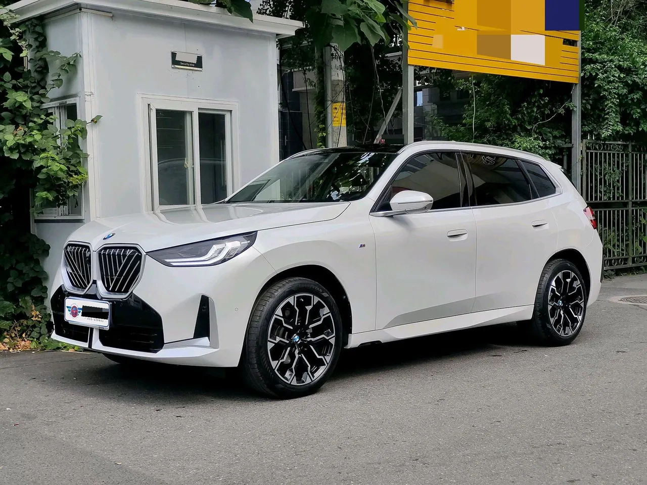 BMW 2026 X3 xDrive30L 2.0T Leading M Sports Obsidian Night Suit Automatic Gear - View 1