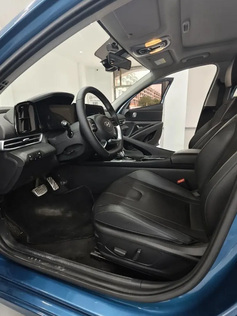 Hyundai 2022 Elantra -3-compartment 1.5 stepless LUX premium automatic gear 5