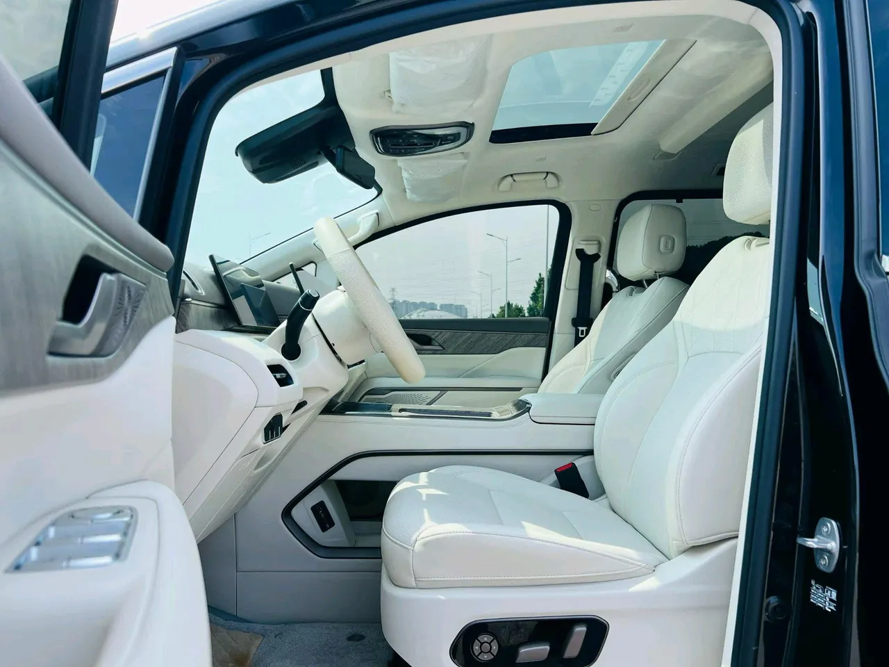 WEY 2025 VV7 Hi4 1.5T Four-Wheel-Drive Automatic Model 5