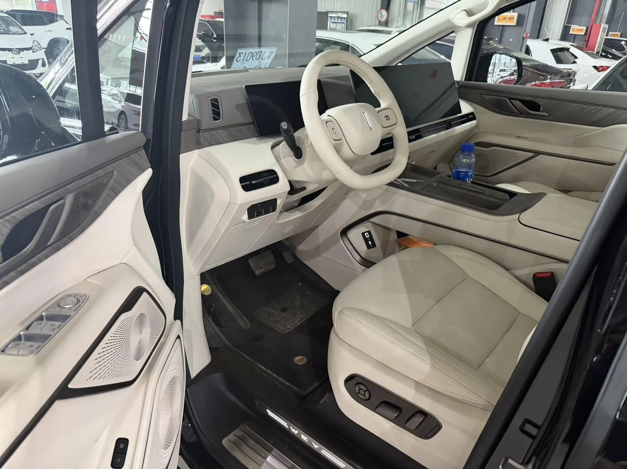 WEY 2025 VV7 Hi4 1.5T Four-Wheel-Drive Automatic Model 2