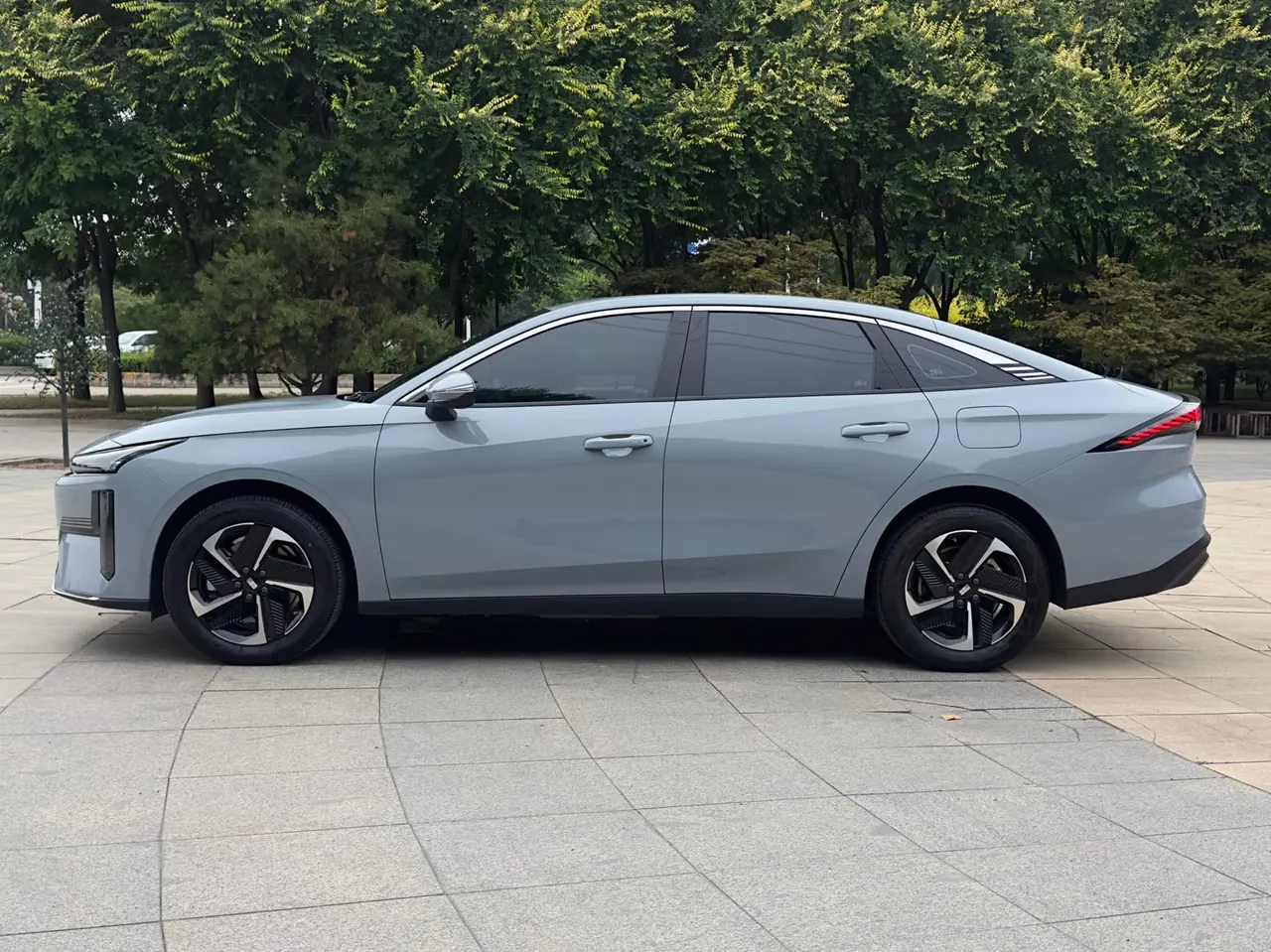 Geely Galaxy 2025 L6 EM-i 1.5 140km Discovery Edition Automatic Gear 3