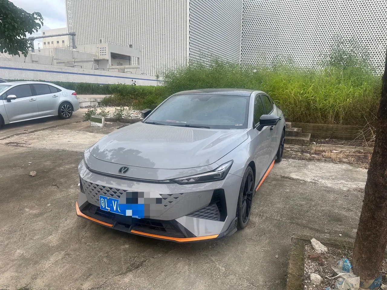 Открыть галерею: ChangAn 2023 UNI-V 1.5T Smart Pilot Automatic Gear