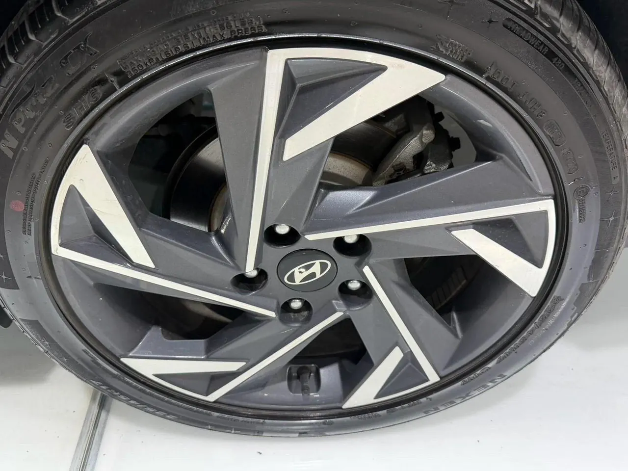 Hyundai 2023 Elantra -3-compartment 1.5 stepless LUX premium automatic gear 19