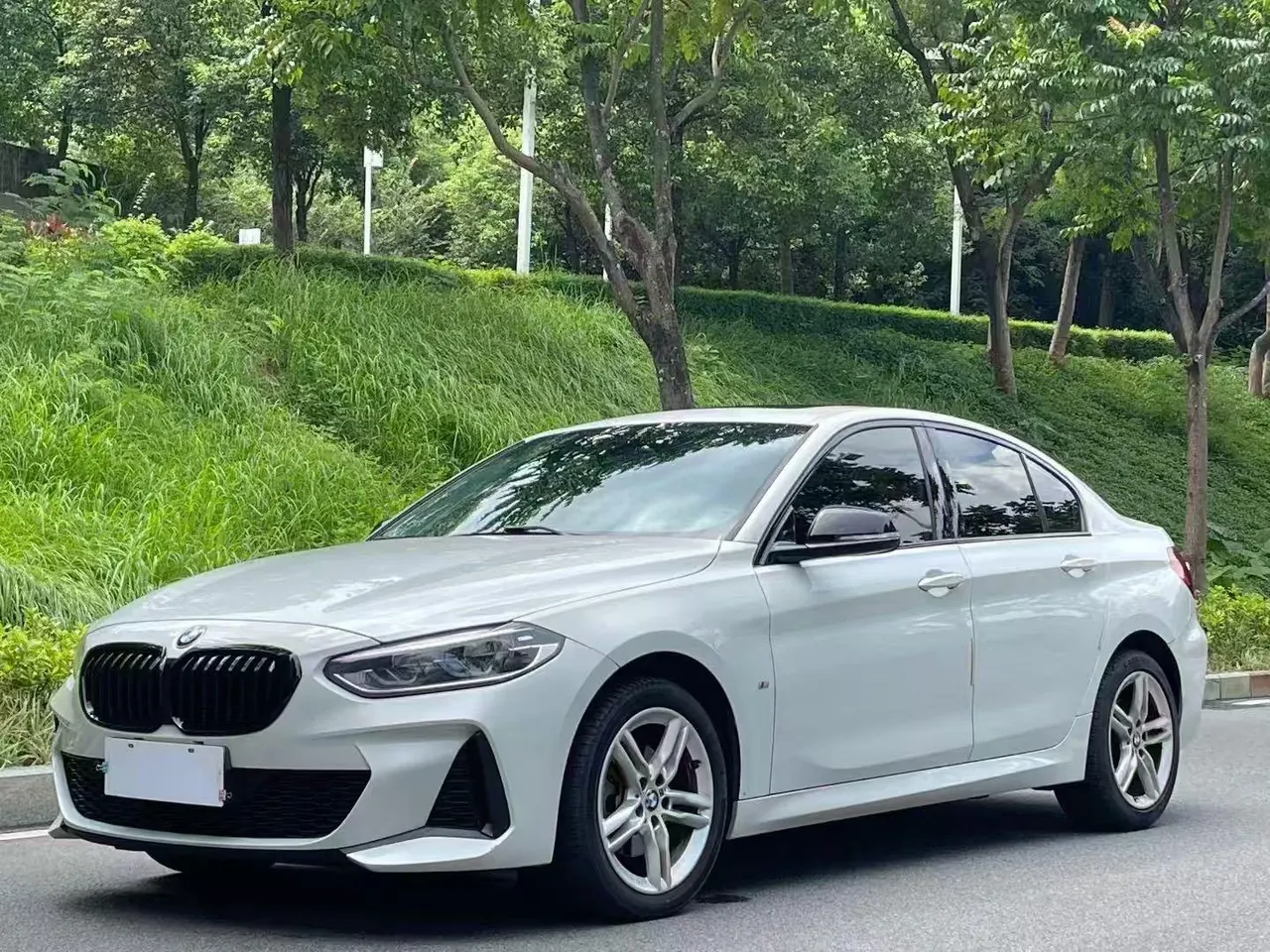 Открыть галерею: BMW 1 Series 2022 120i 1.5T M Sports Obsidian Night Edition Automatic Gear