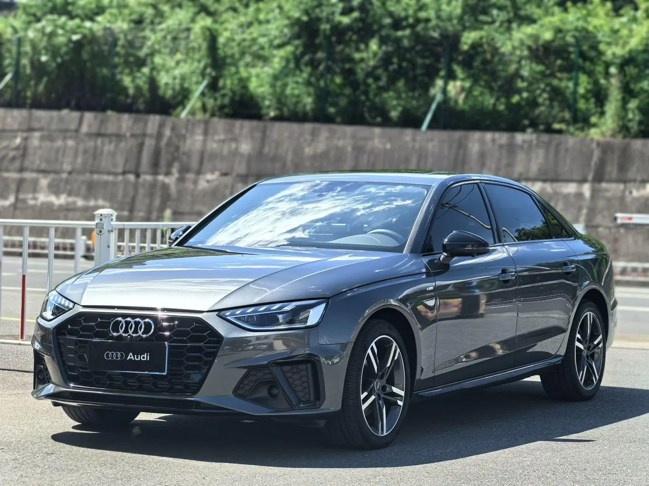 Audi 2022 A4L 2.0TFSI 40TFSI Deluxe Dynamic Automatic - View 1