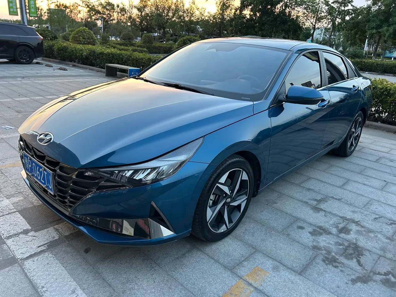 Hyundai 2022 Elantra -3-compartment 1.5 stepless LUX premium automatic gear - View 1