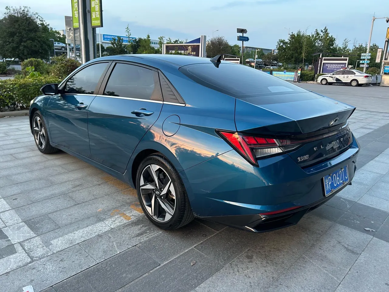 Hyundai 2022 Elantra -3-compartment 1.5 stepless LUX premium automatic gear 4