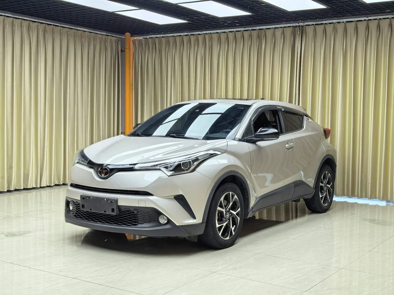 Open image lightbox: Toyota 2020 C- HR 2.0 stepless leading version of automatic gear