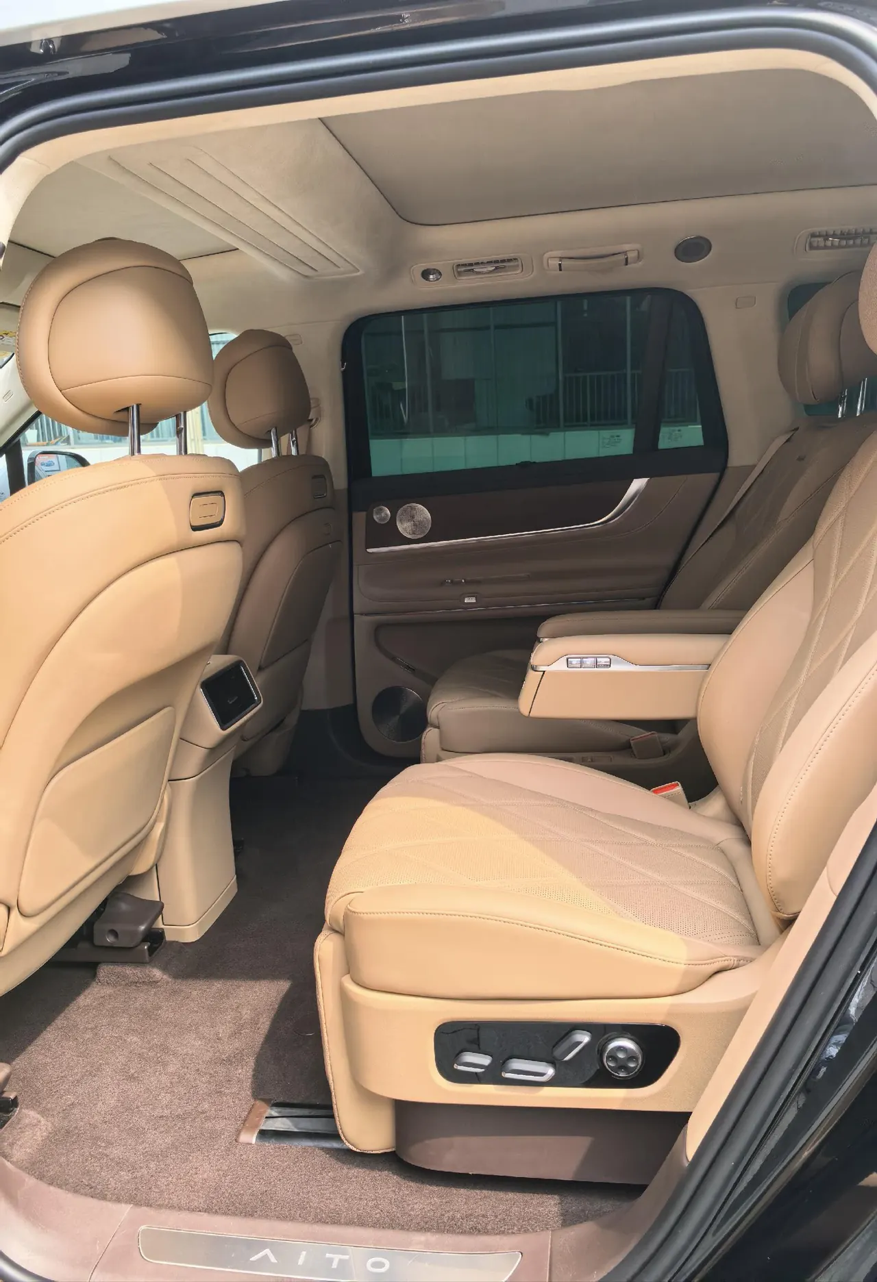 AITO 2025 AITO M9 extended range Ultra version 52kWh6 seat version automatic gear 4