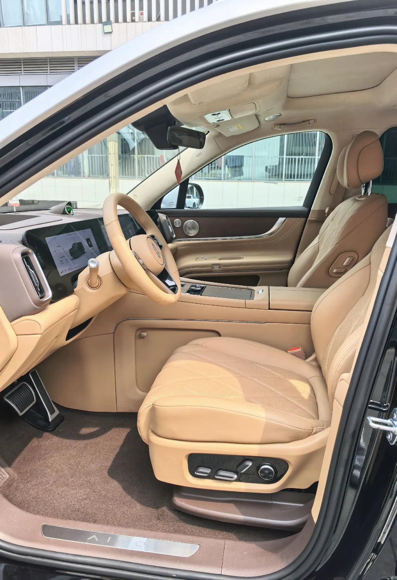 AITO 2025 AITO M9 extended range Ultra version 52kWh6 seat version automatic gear 6