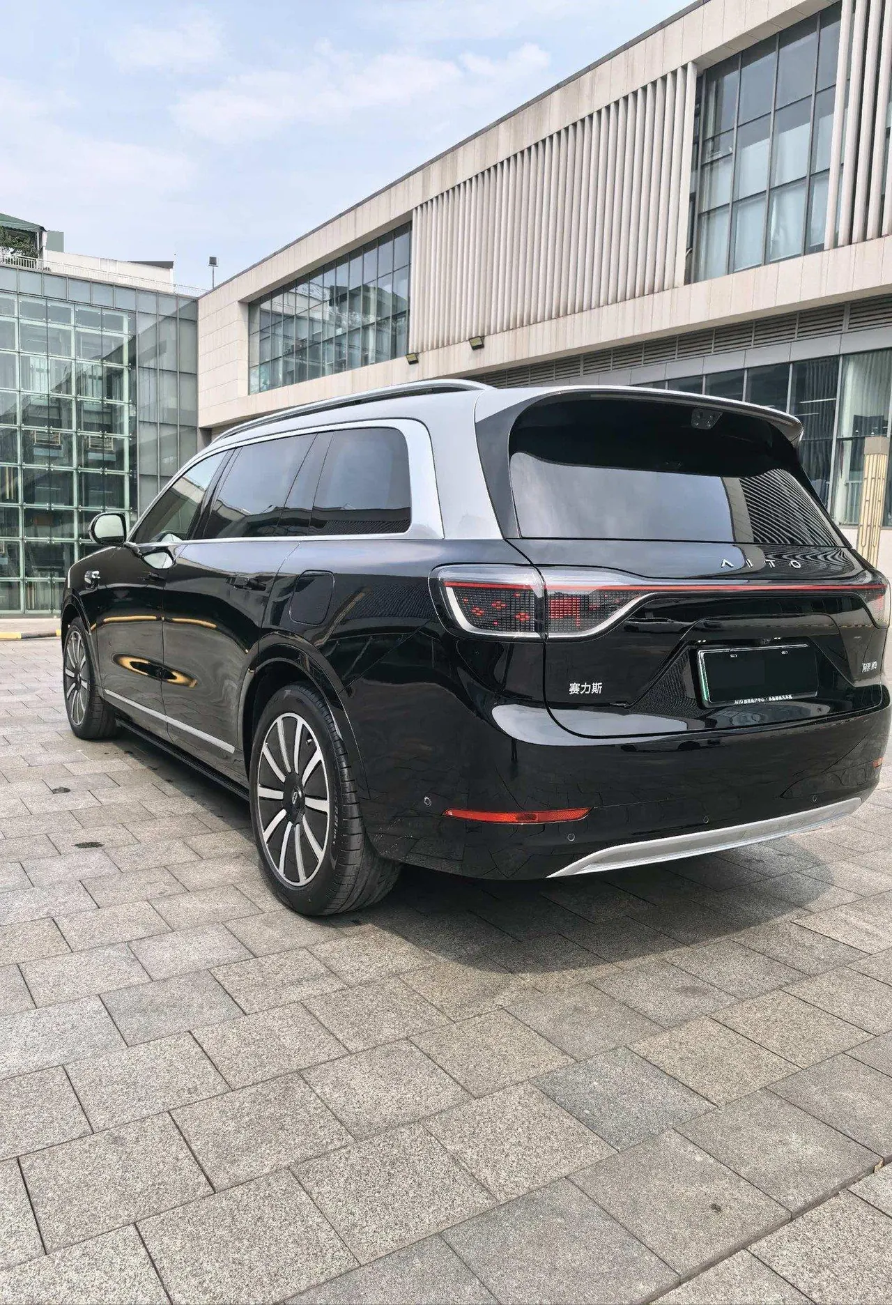 AITO 2025 AITO M9 extended range Ultra version 52kWh6 seat version automatic gear 8