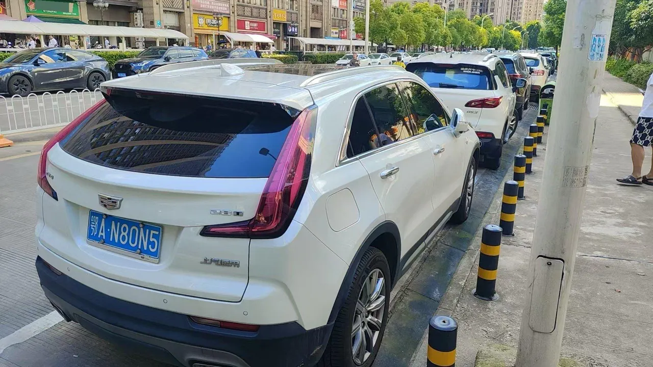 Cadillac 2020 XT4 2.0T 28T Two-Drive Leading Automatic Gear 3