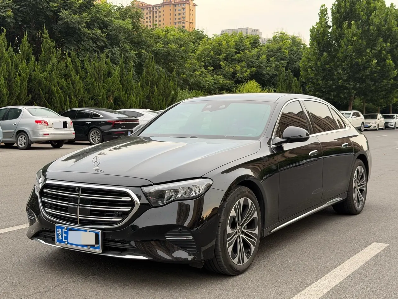 Открыть галерею: Mercedes Benz E Class 2025 E 300 L 48V 2.0T Luxury Automatic Gear