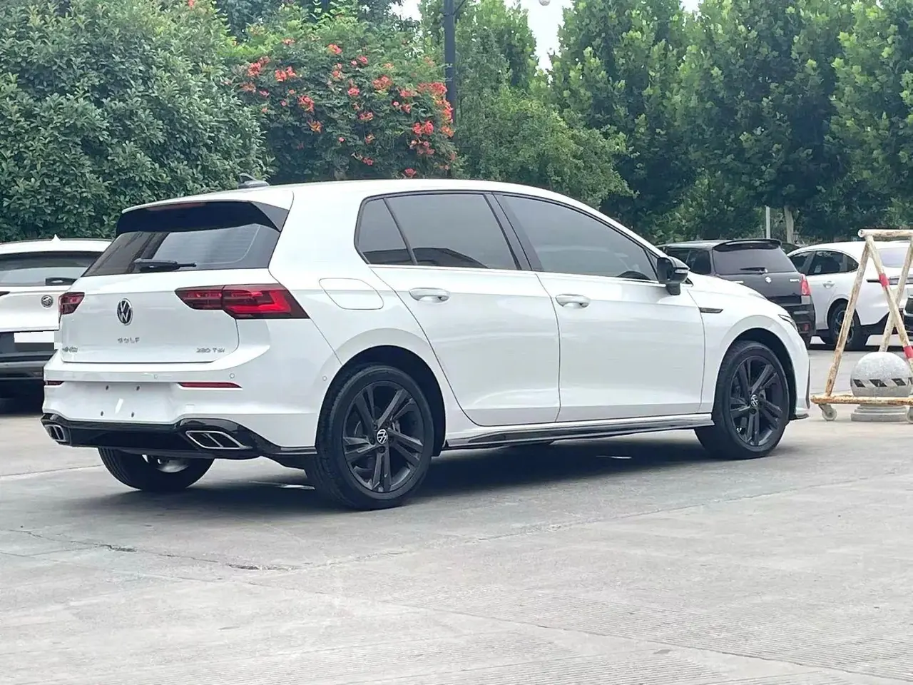 Volkswagen 2023 Golf 8 R-Line 1.4TSI 280TSI Lite Automatic 5