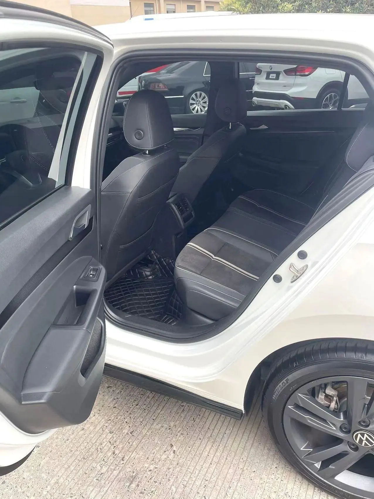 Volkswagen 2023 Golf 8 R-Line 1.4TSI 280TSI Lite Automatic 9