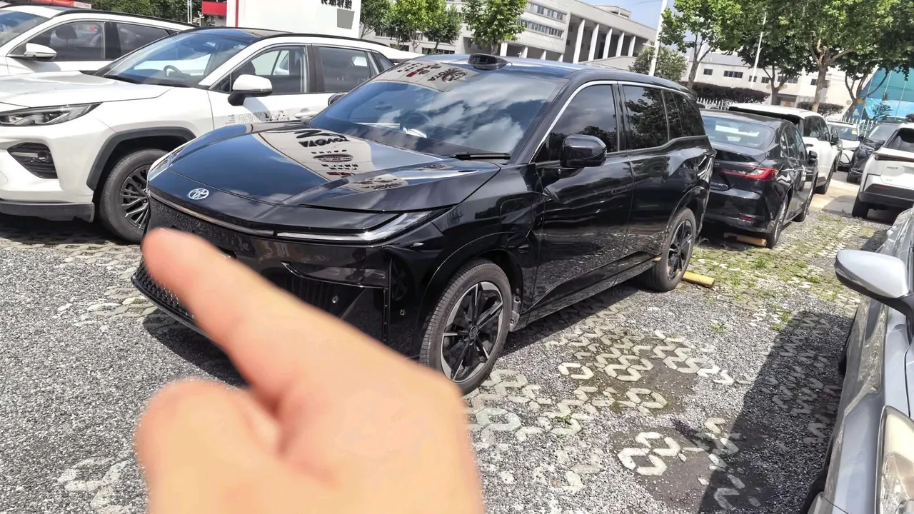 Открыть галерею: Toyota 2025 Platinum Intelligence 3X 520 Pro Advanced Intelligence Driving Edition Automatic Gear