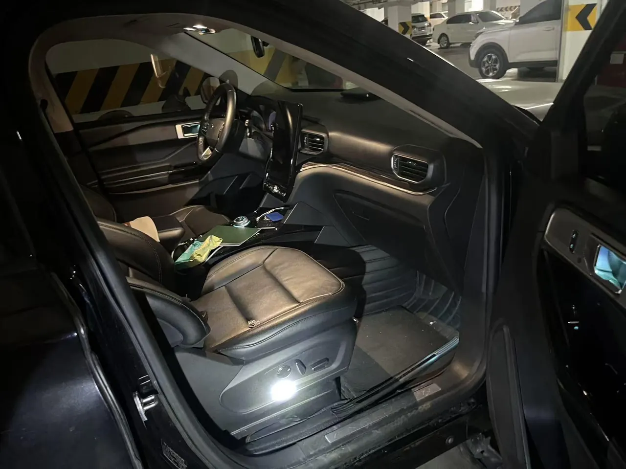 Ford 2020 Explorer 2.3T EcoBoost 285 Four-wheel Drive Titanium Edition 6-seat Automatic Gear 3