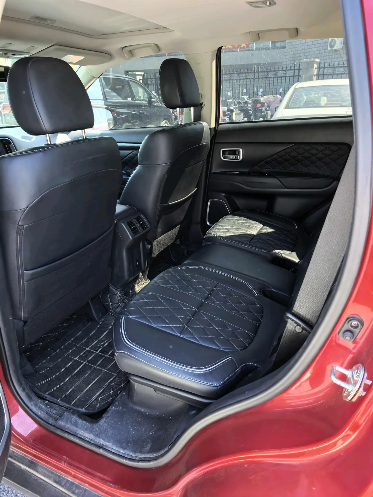 Mitsubishi 2020 Outlander 2.4 stepless four-wheel drive to enjoy the version of 7-seat automatic gear 10