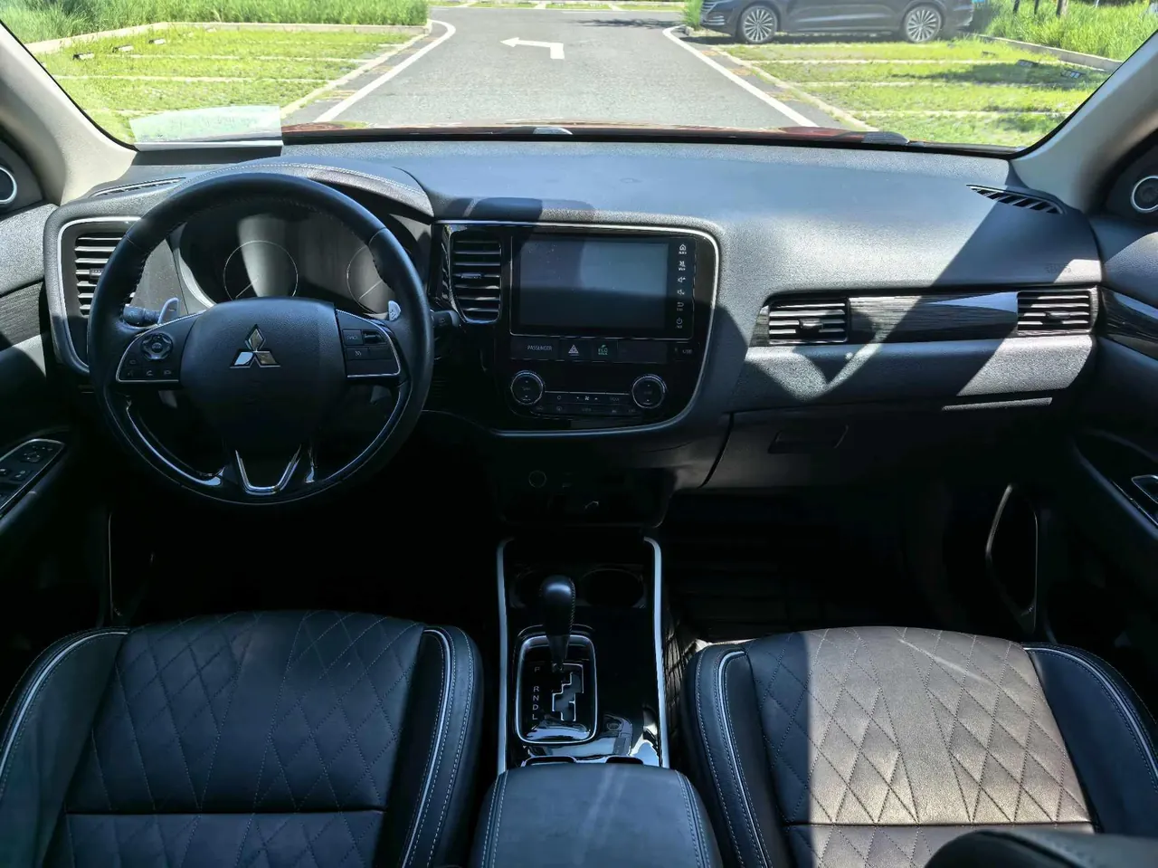 Mitsubishi 2020 Outlander 2.4 stepless four-wheel drive to enjoy the version of 7-seat automatic gear 8