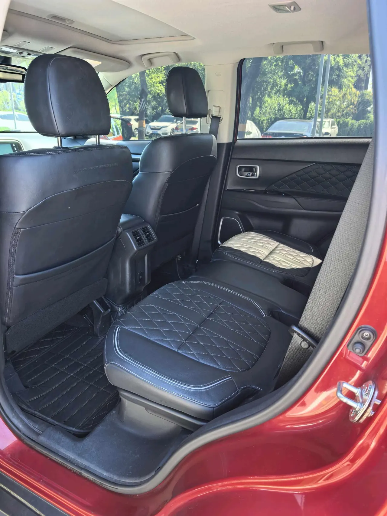 Mitsubishi 2020 Outlander 2.4 stepless four-wheel drive to enjoy the version of 7-seat automatic gear 9