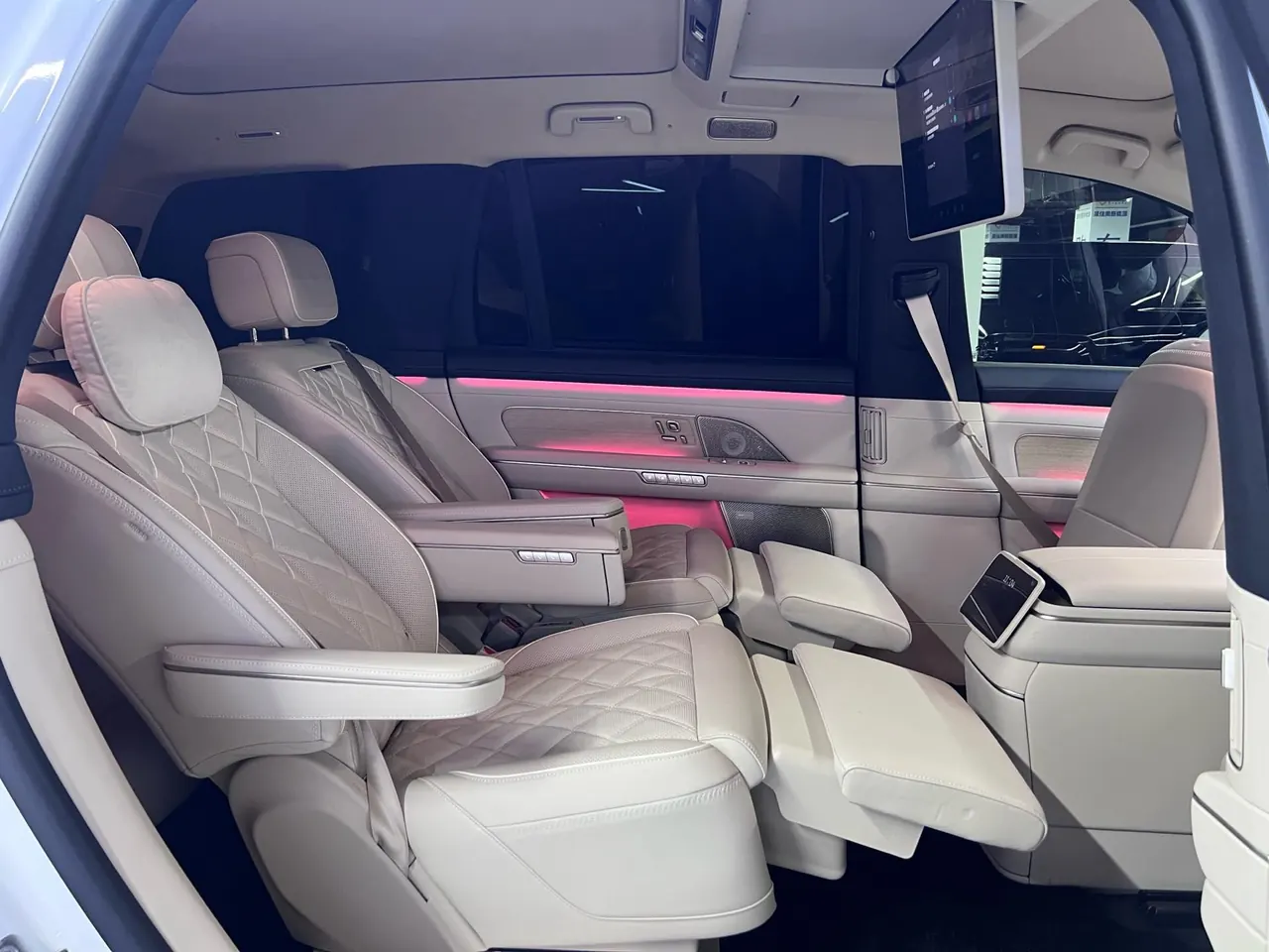 NIO 2026 ES8 6‑Seater Executive Signature Edition Automatic Transmission 5