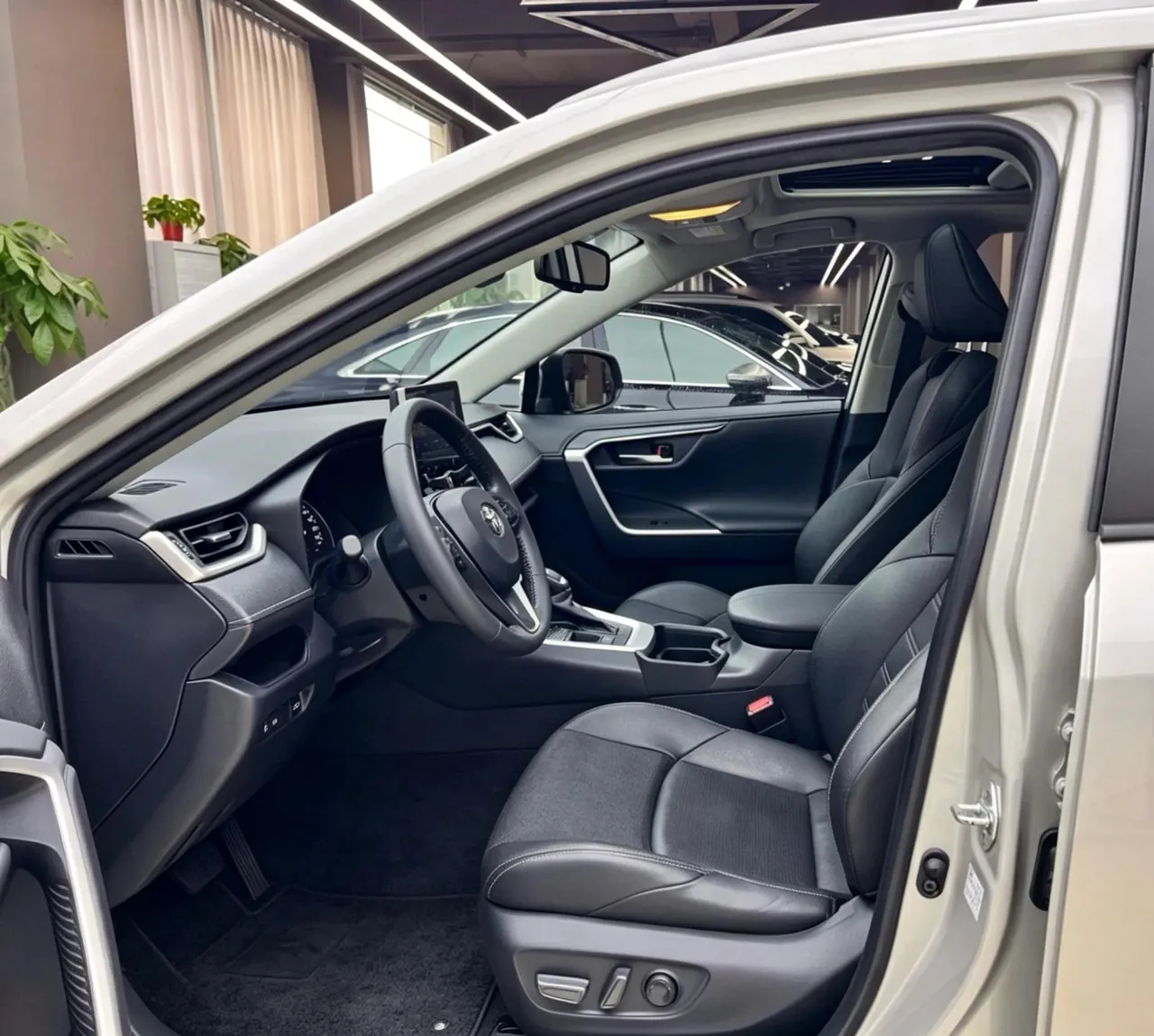 Toyota 2022 Willanda 2.0 Stepless Two-Drive Luxury PLUS Edition Automatic Gear 4