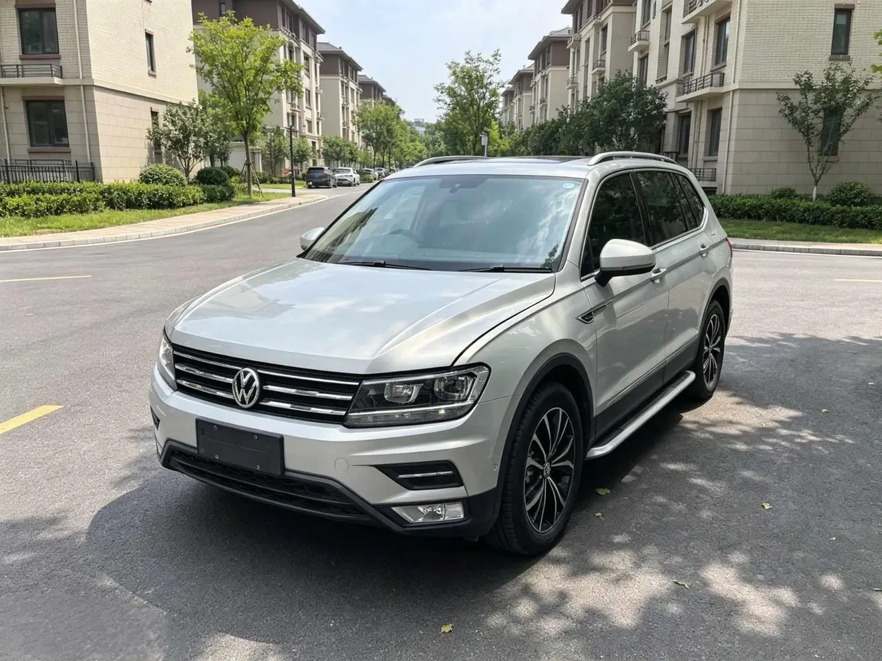 Volkswagen 2020 Tiguan L 2.0TSI 330TSI Two-Drive Smart Deluxe Automatic Gear - View 1