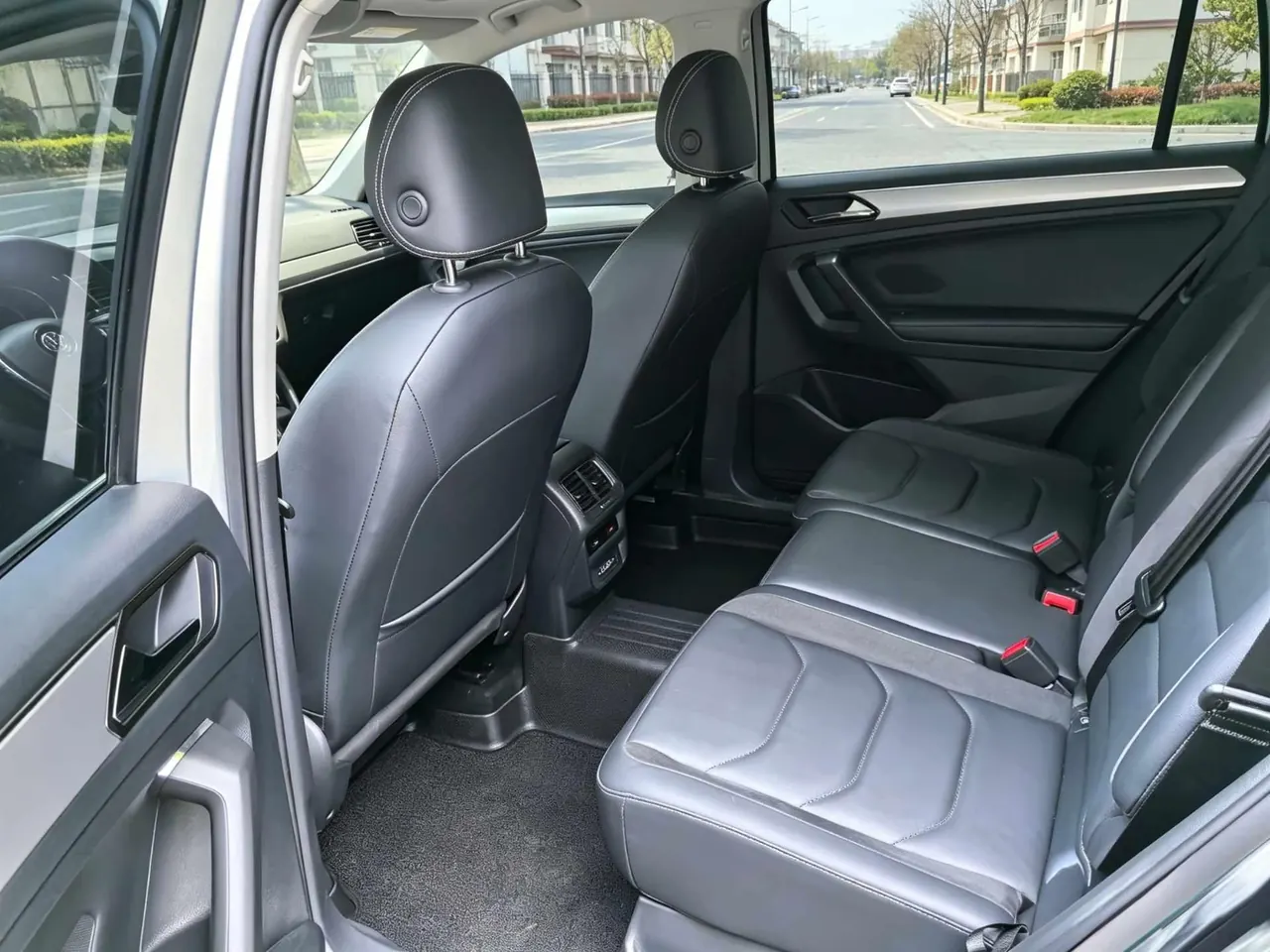 Volkswagen 2020 Tiguan L 2.0TSI 330TSI Two-Drive Smart Deluxe Automatic Gear 6