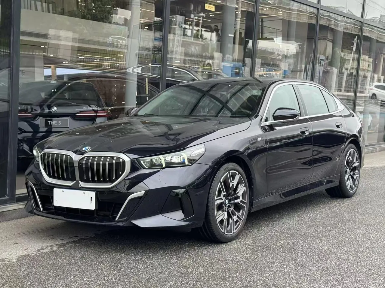 Открыть галерею: BMW 5 series 2025 530Li 48V 2.0T exclusive m sports suit automatic gear