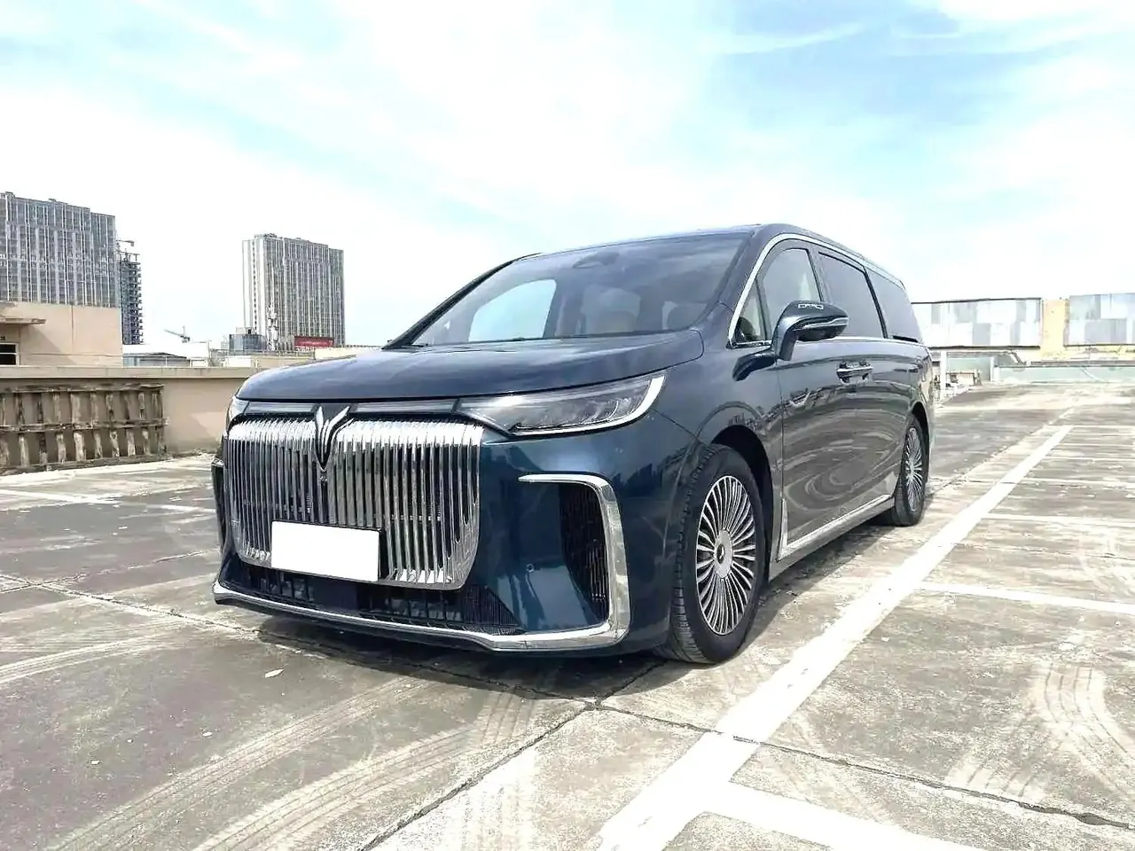 Open image lightbox: Voyah 2025 dreamers PHEV 1.5T four-wheel drive flagship Kun Peng version automatic gear