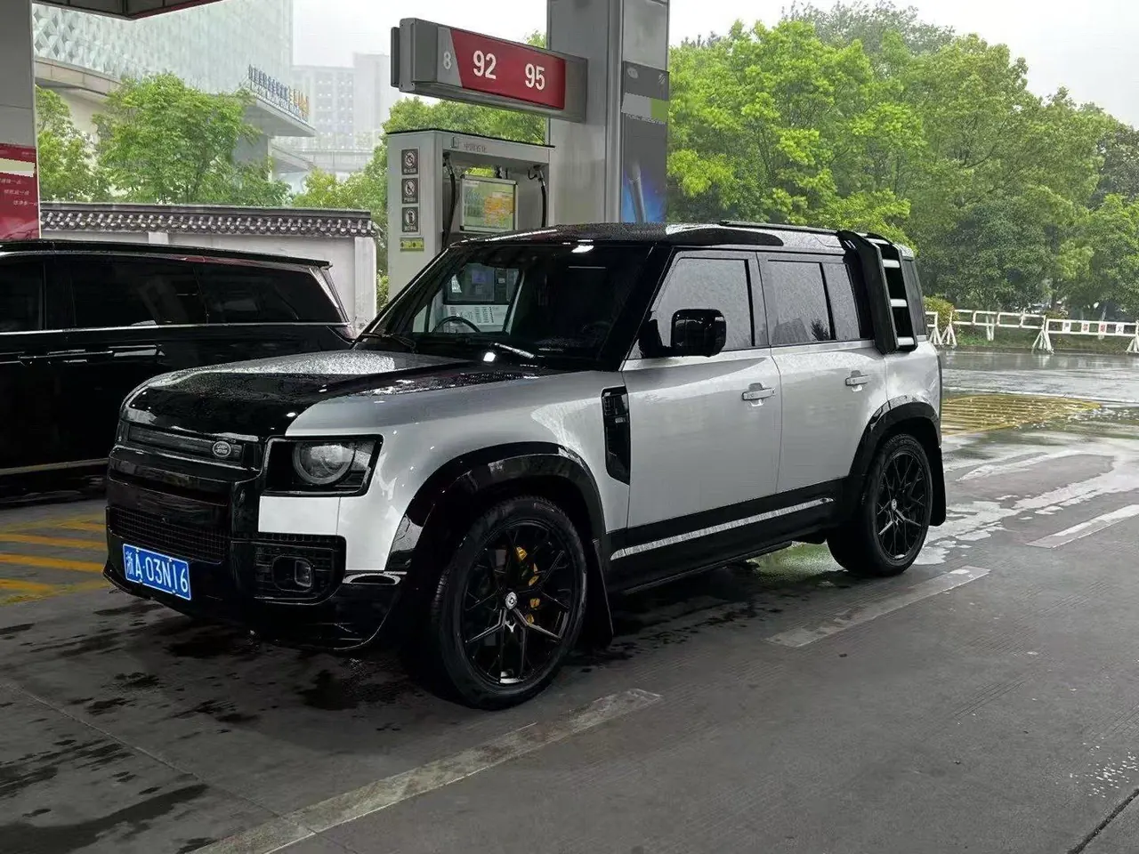 Открыть галерею: Land Rover Guard (Imported) 2020 Guard 110 3.0T P400 Diablo Special Edition Automatic Gear